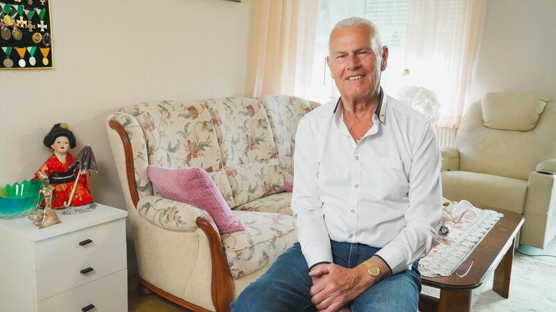 Rudolf, 81, Schweißwerkmeister i.R. aus der Steiermark ist ein Mann mit Prinzipien. „Ich suche keine Haushälterin. Keine Krankenschwester. Ich suche eine Freundin für schöne Zeiten“, erzählt der 81-jährige Steirer. Wer ihn kennenlernt, merkt schnell, dass dieser Herr weiß, was er will: „Sie soll schlank sein und sich nett herrichten können.“ Zu 90 % sei er selbst adrett gekleidet und die restlichen 10 %: „Eine Jogginghose und ein Leibal – ganz leger halt“, gibt der junggebliebene Steirer zu Protokoll. Was für Rudolf gar nicht geht ist Untreue: „Ich bin im Sternzeichen ein Stier und was ich nicht verkrafte, ist eine zweier oder dreier Bekanntschaft. Ich will die Frau für mich allein.“ 58 Jahre lang war er verheiratet: „Ich bin nie fremdgegangen und sie auch nicht.“ Vor zwei Jahren ist seine große Liebe leider verstorben. Der Verlust war schwer, aber Rudolf ist jetzt offen für einen Neuanfang. „Die neue Herzdame darf ruhig bis zu 79 Jahre alt sein, aber nicht jünger als meine 64-jährige Tochter,“ erzählt der 81-jährige. Auf die Frage, ob er vor den Rendezvous nervös sein werde, gesteht er: Ja, ein bisschen schon – aber ich könnte mir vorstellen, mit einer roten Rose zum Treffen zu kommen und wenn es passt, trage ich die Neue auf Händen! – Bild: ORF/​Talk TV/​Gustl Gschwantner