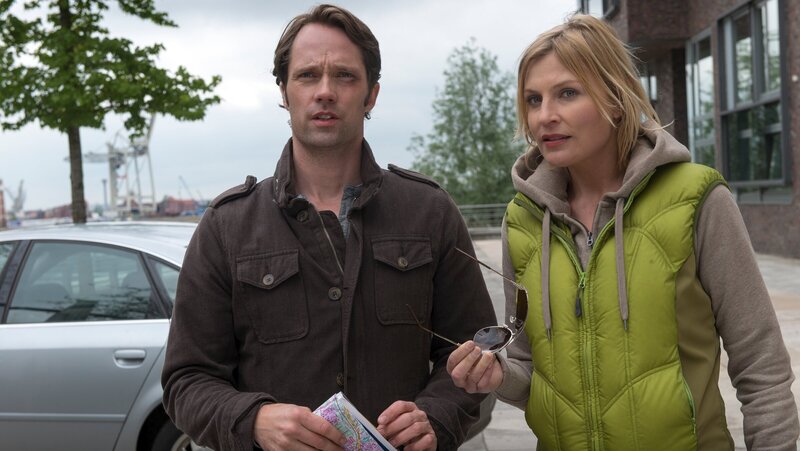 Melanie (Sana Englund, r.) und Mattes (Matthias Schloo, l.) sind undercover im Einsatz, um die Lösegeldübergabe überwachen zu können. – Bild: ZDF