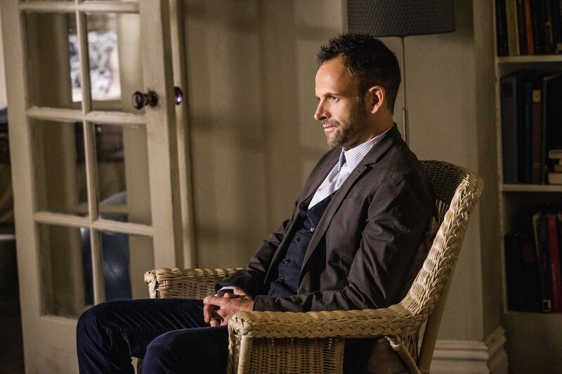 Ein neuer Fall beschäftigt Sherlock Holmes (Jonny Lee Miller) und Joan Watson … – Bild: CBS Television Lizenzbild frei