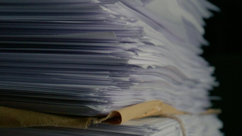 Dokumentenstapel +++ Die Verwendung des sendungsbezogenen Materials ist nur mit dem Hinweis und Verlinkung auf RTL+ gestattet. +++ – Bild: RTL /​ Al Jazeera