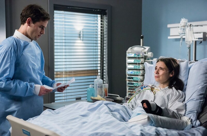 Andrea Kirchner (Marina Frenk, r.) muss ihrem Ausbilder Ingo Danquardt (Sebastian Grünewald, l.) die Wahrheit sagen. – Bild: MDR/​Jens Ulrich Koch