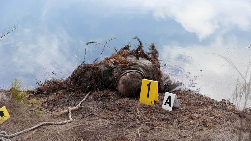 Zwei Jungs ziehen die Leiche des Wachmanns William Sullivan aus dem Fluss, der erschlagen wurde. According to the patch on his shirt, the victim, William Sullivan, was a security guard. – Bild: TVNOW