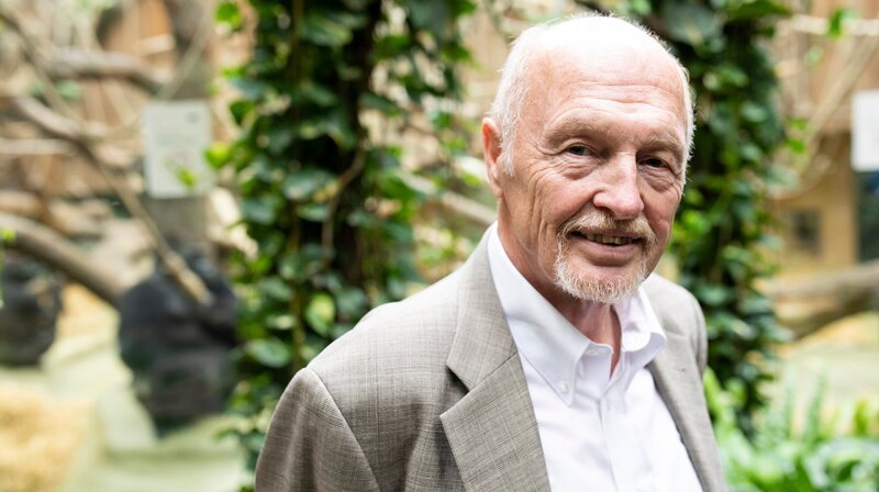 Prof. Gunther Nogge, ehemaliger Direktor des Kölner Zoos, erinnert sich, als er 1985 von dem Schimpansen Petermann angegriffen wurde und lebensgefährlich verletzt wurde. Petermann, in den 50er und 60er Jahren Publikumsliebling und gefeierter Bühnenstar, wurde auf der Flucht erschossen und zu einer Kölner Legende. – Bild: WDR/​Ben Knabe