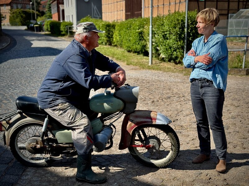 In der Doku „Einigkeit, Verdruss und Freiheit“ geht Filmemacherin Birgit Wärnke der Frage nach, wie vereint Deutschland 35 Jahre nach der Einheit ist. Im thüringischen Niederbösa gibt es zur Wiedervereinigung auch sehr kritische Stimmen. – Bild: ZDF und David Hohndorf