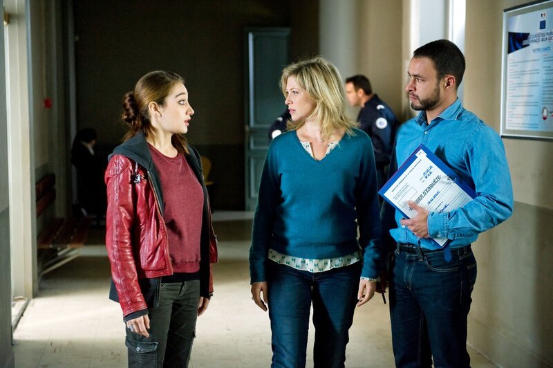 Chrystelle Da Silva (Gaya Verneuil, l.), Candice Renoir (Cécile Bois, M.) und Antoine Dumas (Raphaël Lenglet, r.) ermitteln im Fall der verschwunden Tierärztin Magali Fontanelle. Deren junge Tochter Alice hat Candice um Hilfe gebeten, ihre Mutter zu finden. – Bild: Fabien Malot/​Boxeur de lune