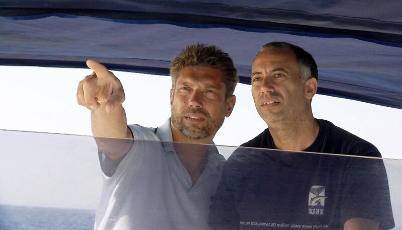 Von links: Thomas Behrend und der Meeresbiologe Alexandros Frantzis halten Ausschau nach Pottwalen im Mittelmeer. – Bild: Blue Planet Film/​BR/​NDR