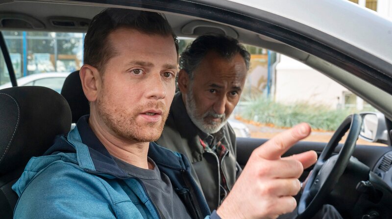 Paul (Christoph Schechinger, li.) und Polizist Djamil (Shakir Ercan Durmaz, re.) üben sich als verdeckte Ermittler. – Bild: ARD Degeto Film/​Oliver Feist