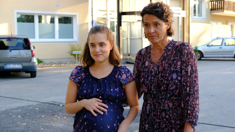 Regine Moosleitner (Ulrike Folkerts, r.) hat große Angst davor, dass ihrer Tochter Alina (Anne-Marie Lux, l.) das Baby weggenommen wird. – Bild: ZDF