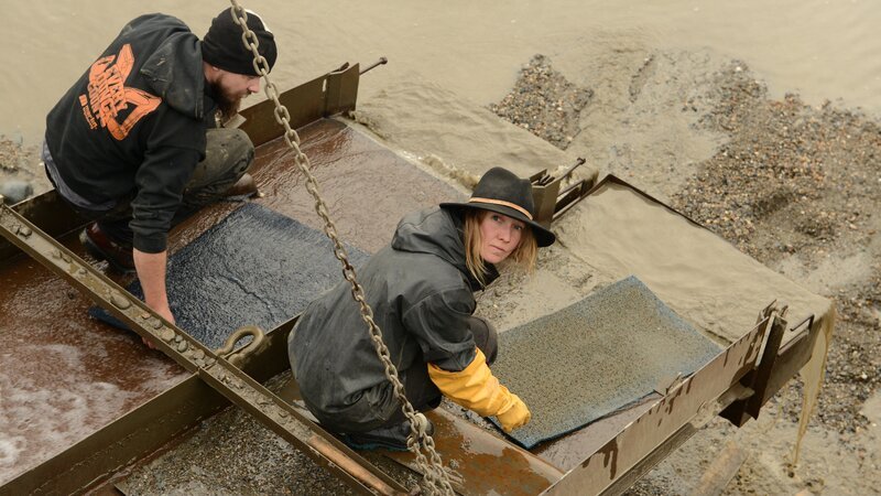 Karla Ann Charlton and Mark Doverspike cleaning mats, top shot – Bild: Discovery Communications, LLC