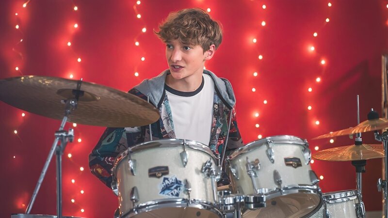 Mikka (Jona Kirchner) freut sich schon am frühen Morgen auf die nächste Musik-Session mit Ruby. – Bild: mdr/​Saxonia Media/​Thomas Dietze