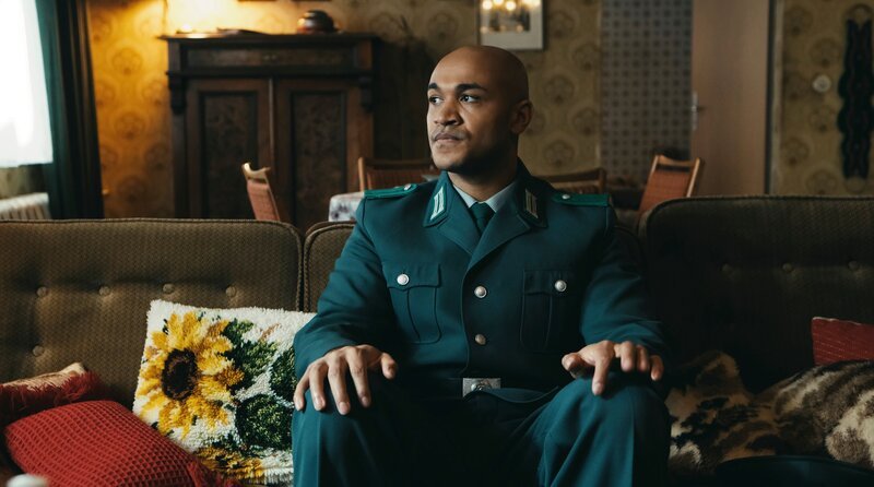 Sam (Malick Bauer) besucht seine Mutter und hofft auf ihre Anerkennung. – Bild: MDR/​Disney/​Stephan Burchardt /​ MDR/​HA Kommunikation