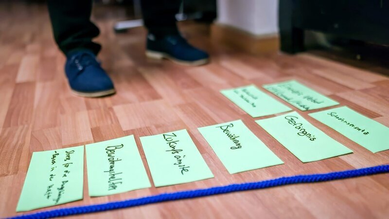 In der Sozialberatung Stuttgart wird ein Anti-Aggressivitätstraining für Männer angeboten. – Bild: ZDF und Fee Strothmann