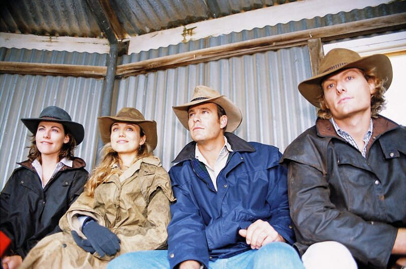 Von links: Claire McLeod (Lisa Chappell), Tess Silberman McLeod (Bridie Carter), Alex Ryan (Aaron Jeffrey) und Nick Ryan (Myles Pollard) – Bild: RTL /​ Southern Star