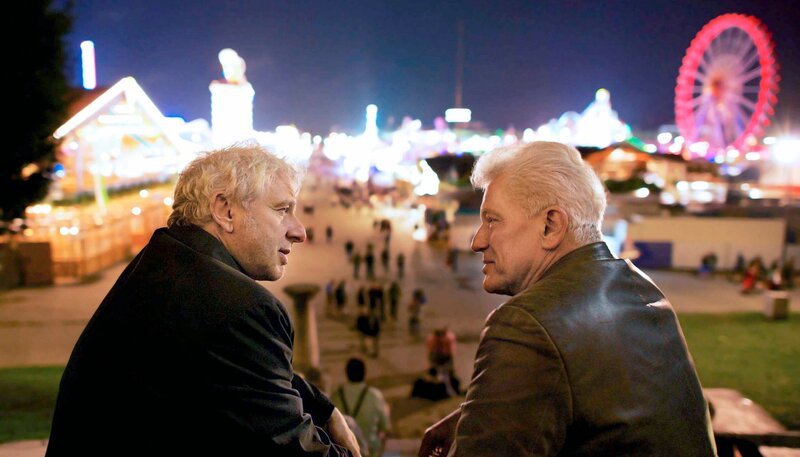Von links: die Hauptkommissare Franz Leitmayr (Udo Wachtveitl) und Ivo Batic (Miroslav Nemec) blicken auf die Theresienwiese. – Bild: BR/​Bernd Schuller
