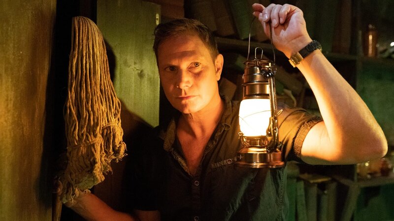 Haase (Fabian Harloff) sucht in einem Escape-Room nach Hinweisen, die ihn zum benötigten Schlüssel führen. – Bild: ZDF