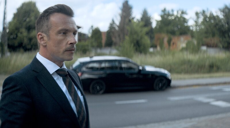 Die Ermittlungen von Stanislaw Zajak (Lucas Gregorowicz) gehen weit über das Oderbruch-Mysterium hinaus. – Bild: ARD Degeto/​Syrreal Dogs GmbH/​CBS Studios/​Repro/​Repro