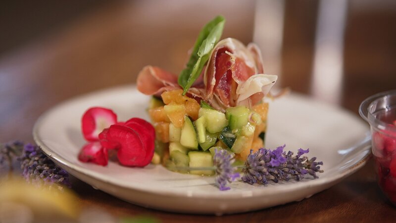 Zu Tisch Vaucluse – Frankreich Melonentartar mit Zucchini, Gurke und Avocado – Bild: SRF/​Berlin Producers Media/​Steffen Bohnert