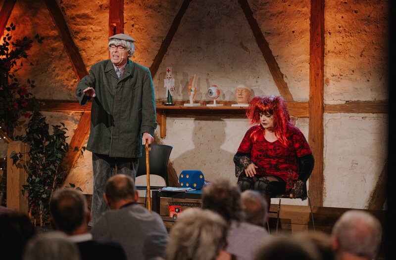 v.l.n.r.: Mit mir nicht: Als alter Opa lässt sich Franz Auber von der aufmüpfigen Charly (Hillu Stoll /​ Hillu’s Herzdropfa) nichts gefallen. – Bild: SWR/​Ronny Zimmermann