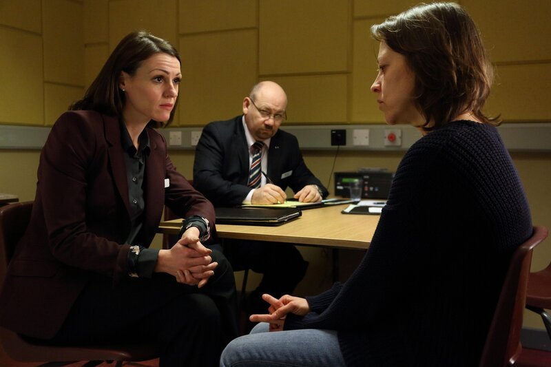 (im Uhrzeigersinn): DC Rachel Bailey (Suranne Jones); DC Pete Readyough (Tony Mooney); Helen Bartlett (Nicola Walker) – Bild: Scott and Bailey Series 3 Limited