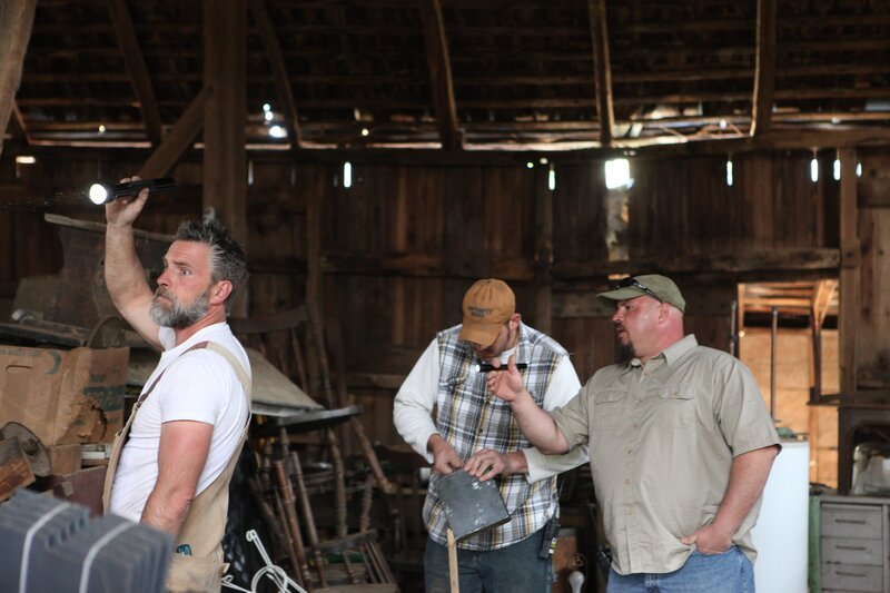 Gemeinsam durchforsten Jay (l.), Mark (M.) und Dan (r.) eine zum Abriss freigegebene Getreidemühle und finden erstaunliche Relikte … – Bild: The National Geographic Channel