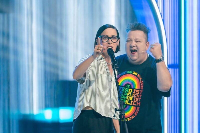 Eva Karl Faltermeier mit Sebastian Krumbiegel (von der Gruppe: Die Prinzen). – Bild: BR/​Redseven Entertainment GmbH/​Marco Nagel