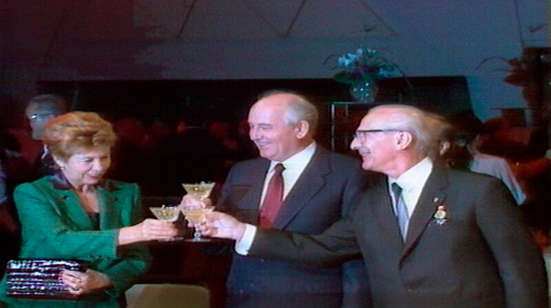 Das Jahr 1989 – die Mauer fällt, Berlin wird wieder eins! Vorher feiert West-Berlin die erste Love-Parade und wählt Walter Momper zum neuen Regierenden Bürgermeister. In Ost-Berlin protestieren die Menschen gegen das SED-Regime. Eine Berlin-Chronik der Superlative: 40 Folgen, von 1961, dem Jahr des Mauerbaus, bis zum neuen Jahrtausend 1999, zehn Jahre nach dem Mauerfall. – Michail Gorbatschow zu Besuch in der DDR anlässlich des 40. Staatsjubiläums. – Bild: rbb