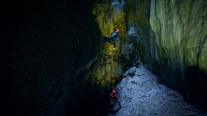 Zwei Männer erforschen eine Höhle – Bild: Off The Fence /​ Rob Myler /​ THE HISTORY CHANNEL