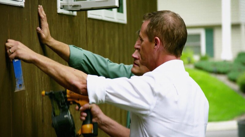 Joe und April haben eine traumatische Erfahrung gemacht und wollen nun ihr Leben verändern. In einem Minihaus in North Carolina will die Familie neu anfangen. Die Baumeister Bruce und Bart errichten einen XXS-Wohnraum, der sich sehen lassen kann: Vater Joe bekommt eine Gourmetküche, Aprils Designvorlieben werden gekonnt umgesetzt, und die Tochter hat viel Platz zum Spielen. – Bild: HGTV