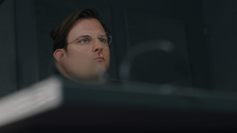 Der Tote gründete gemeinsam mit seinem Bruder Sebastian Kühn (Alexander Finkenwirth) ein Start-Up. Die Brüder wollten die Welt der selbstfahrenden Autos revolutionieren. Mit ihrer Software sollte es möglich sein, das Auto nur über das Handy zu steuern. – Bild: ZDF und Christiane Pausch