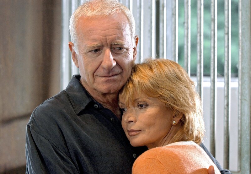 Spätes Glück: Vera (Uschi Glas) und Robert (Peter Bongartz). – Bild: ARD Degeto/​Marco O. Pichler