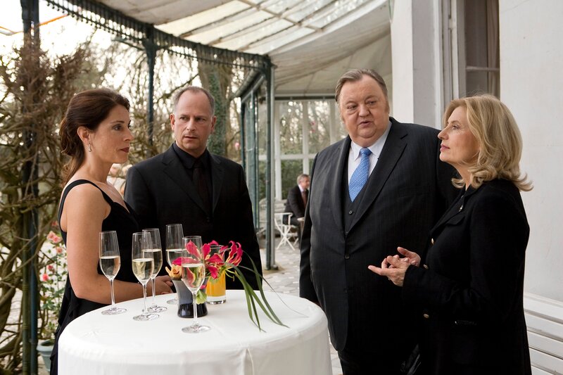 Isabel von Bredes (Sabine Postel, r.) Bruder Egin (Frank Röth, 2.v.l.) mißhandelt seine Frau Cornelia (Ulrike Tscharre, l.). Obwohl Isa den Kontakt zu ihrer Familie abgebrochen hat, versucht sie, mit Gregor Ehrenberg (Dieter Pfaff, 2.v.r.) an ihrer Seite, ihrer Schwägerin zu helfen. – Bild: MDR/​Georges Pauly