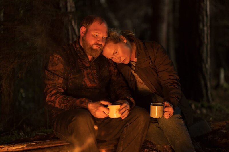 Hannah (Eva Melander, r.) und Thomas (Henrik Dorsin, l.) kommen sich wieder näher. – Bild: ZDF und andrej vasilenko