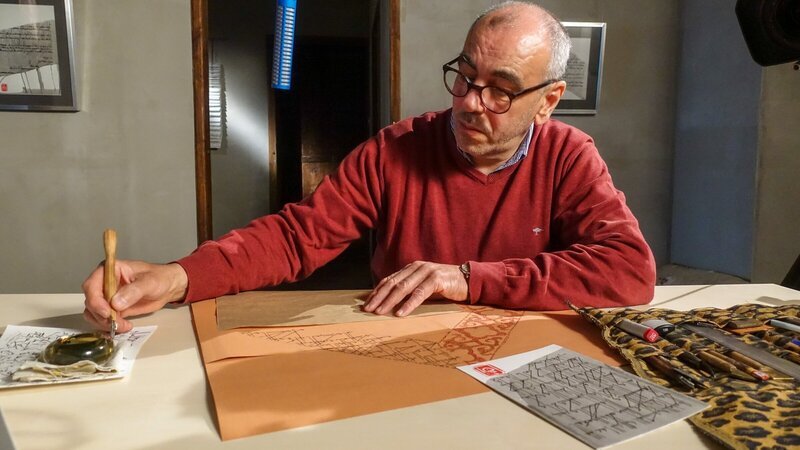 Kalligraf Abd Masoud schreibt die Inschrift des Krönungsmantels nach. – Bild: 3sat