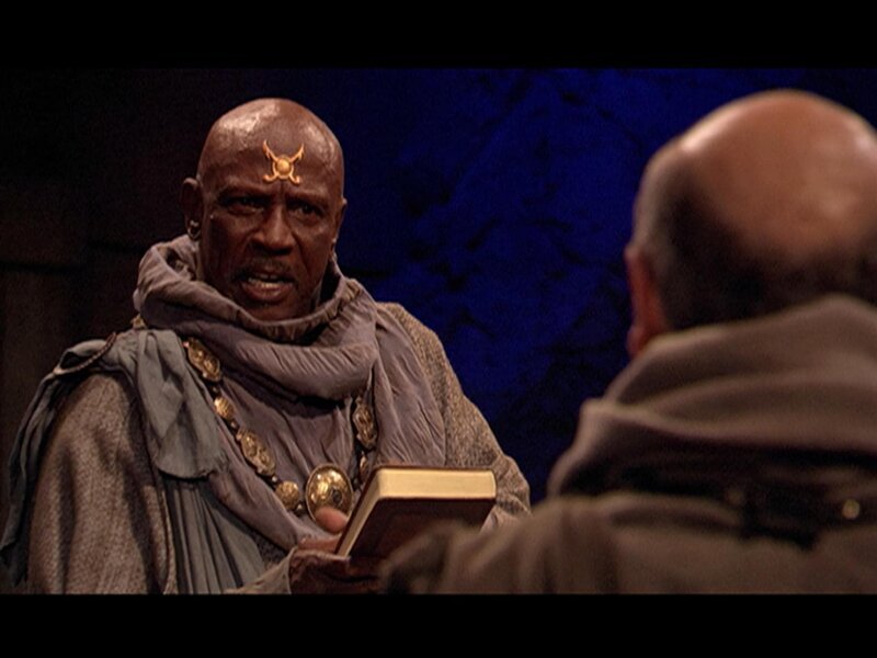 Gerak (Louis Gossett Jr., li.) stellt sich auf die Seite der Ori. Er versucht auch den Hohen Rat der Jaffa von den Möglichkeiten der Macht zu überzeugen … – Bild: RTL II