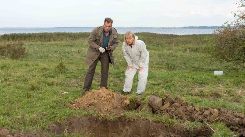 Die Auswertung von Marcel Jeskes Navigationssystem führt die Ermittler zu einer rätselhaften Grabungsstelle. Kriminaltechnikerin Roswitha Prinzler (Silke Matthias, r.) ist sich sicher, dass es sich hier um den tatsächlichen Tatort handeln muss. Doch was wollte Marcel Jeske mitten in der Nacht hier? Und wonach hat er gegraben? Die Antwort auf diese Frage sucht auch Lars Pöhlmann (Dominic Boeer, l.). – Bild: ZDF und Marc Meyerbroeker