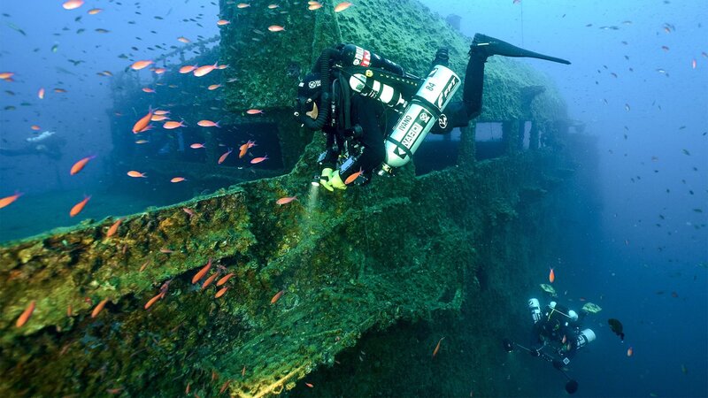 Legendäre Schiffswracks Staffel 1 Folge 2 Die Haven Taucher am Schiffswrack des 1991 gesunkenen Öltankers Haven – Bild: SRF/​ZDF Studios