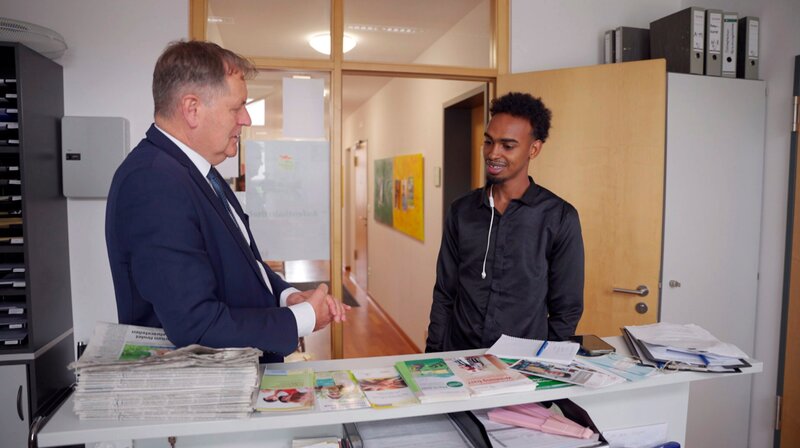 Bürgermeister Richard Arnold aus Schäbisch Gmünd im Gespräch mit einem Somalier – Bild: SWR