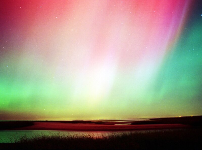 Nach starken Sonnenwinden sind Polarlichter besonders spektakulär. – Bild: phoenix/​ZDF/​Mark Preu