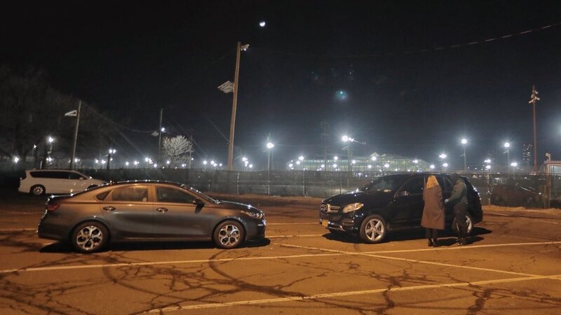 Mariana van Zeller talking to a masked subject in a parking lot. – Bild: NGC Network US, LLC