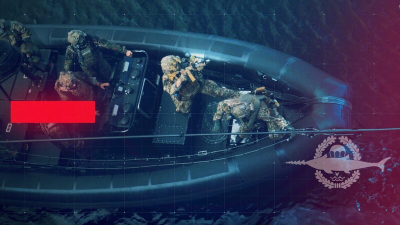 Mehrere Kampfschwimmer im Einsatz-Boot bei einer Übung in der Ostsee. – Bild: ZDF