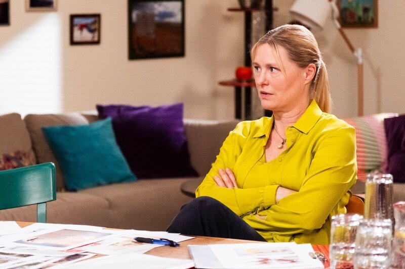 Vera (Sybille Waury) ist gekränkt von Gregors Reaktion über ihr Hochzeitsoutfit. – Bild: BR /​ BR/​Lena Semmelroggen