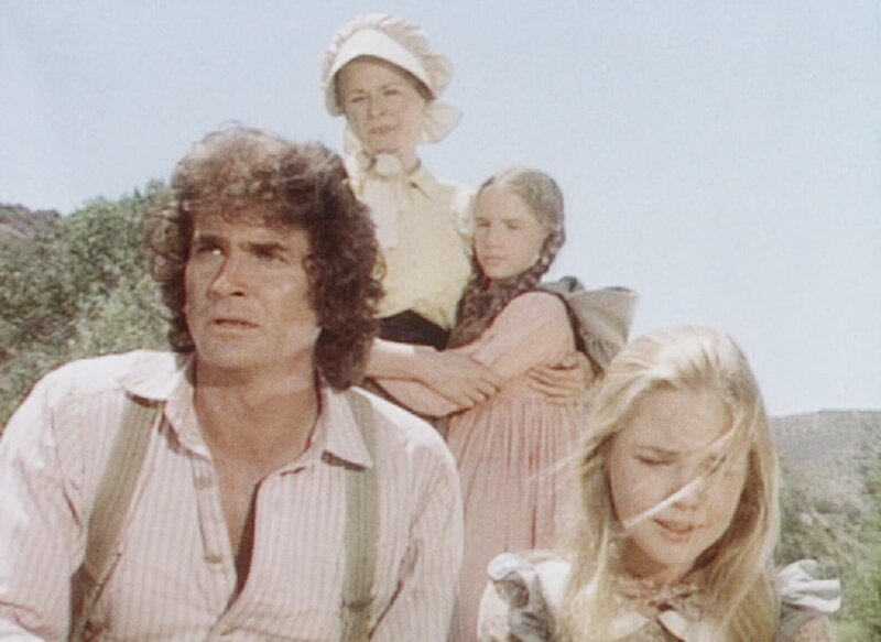 Charles (Michael Landon, l.), Caroline (Karen Grassle, 2.v.l.), Mary (Melissa Sue Anderson, r.) und Laura (Melissa Gilbert, 2.v.r.) machen sich große Sorgen um Carrie. – Bild: Worldvision Lizenzbild frei