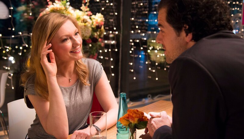 Beim Speeddating funkt es zwischen Tiefstaplerin Kathrin (Johanna Christine Gehlen) und Hochstapler Andi (Tobias Licht) – Bild: HR/​Degeto/​Marco Meenen