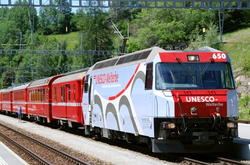 Die Rhätische Bahn mit ihrer UNESCO-Weltkulturerbe Lokomotive. – Bild: SWR