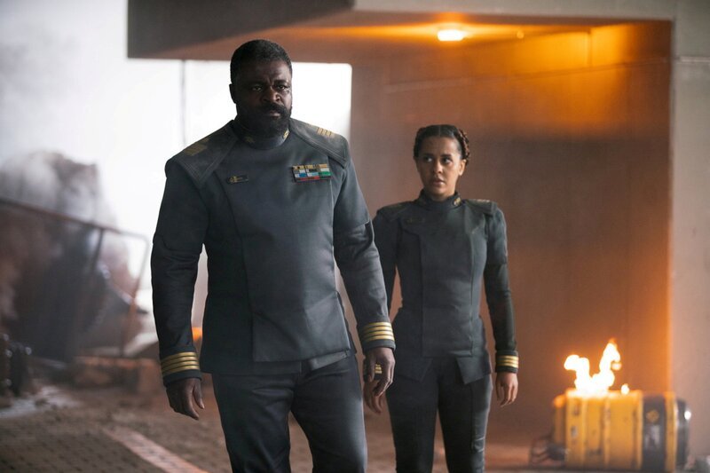 l-r: Danny Sapani als Captain Jacob Keyes und Olive Gray als Dr. Miranda Keyes – Bild: Microsoft Corporation