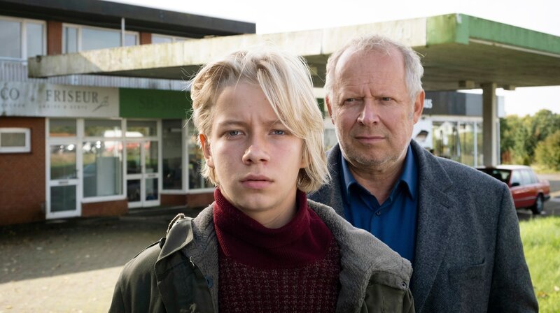 junger Borowski (August Milberg) mit Klaus Borowski (Axel Milberg) – Bild: NDR/​Christine Schroeder