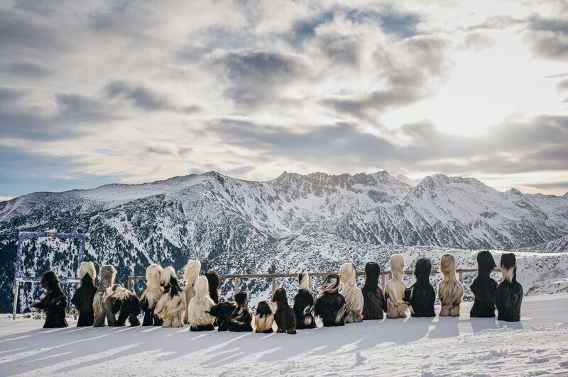 Eine Gruppe von als Kukeri verkleideten Menschen im bulgarischen Pirin-Gebirge im Rahmen eines traditionellen Winterfestes namens Surva. – Bild: National Geographic /​ Vasil Vasilev