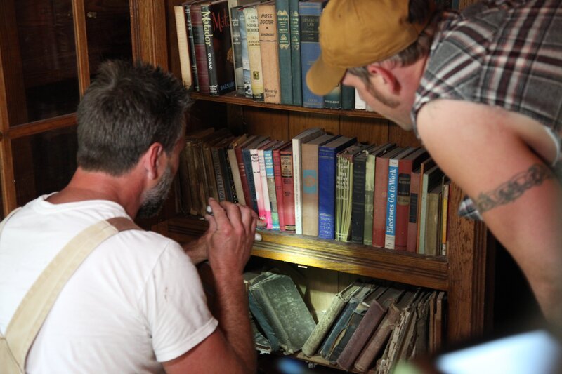 FULTON, MS, USA: Jay and Mark are looking at books. – Bild: National Geographic Channels