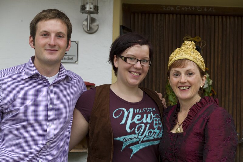 Gabriele Huber mit Tochter und Sohn. – Bild: BR/​megaherz gmbh/​Andreas Maluche