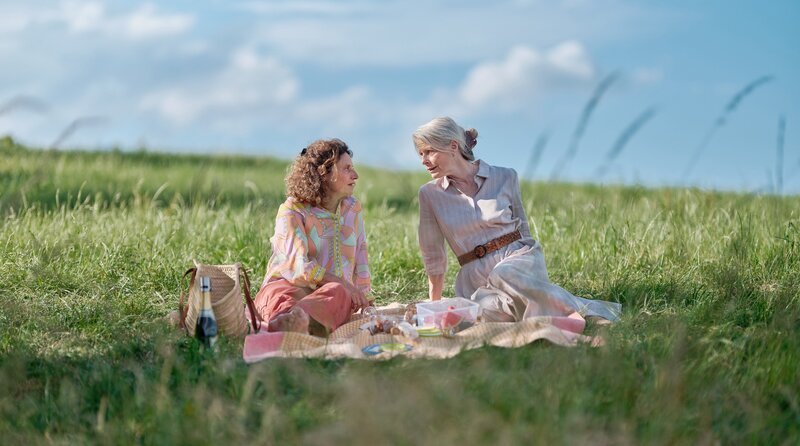 Überraschungsbesuch: Susanne (Adriana Altaras, li.) und Heidelinde (Corinna Kirchhoff, re.) genießen ihre Zeit. – Bild: MDR/​ARD Degeto/​Jan Raiber